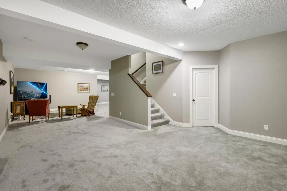 2147 Spring Lake Court Shakopee, MN 55379