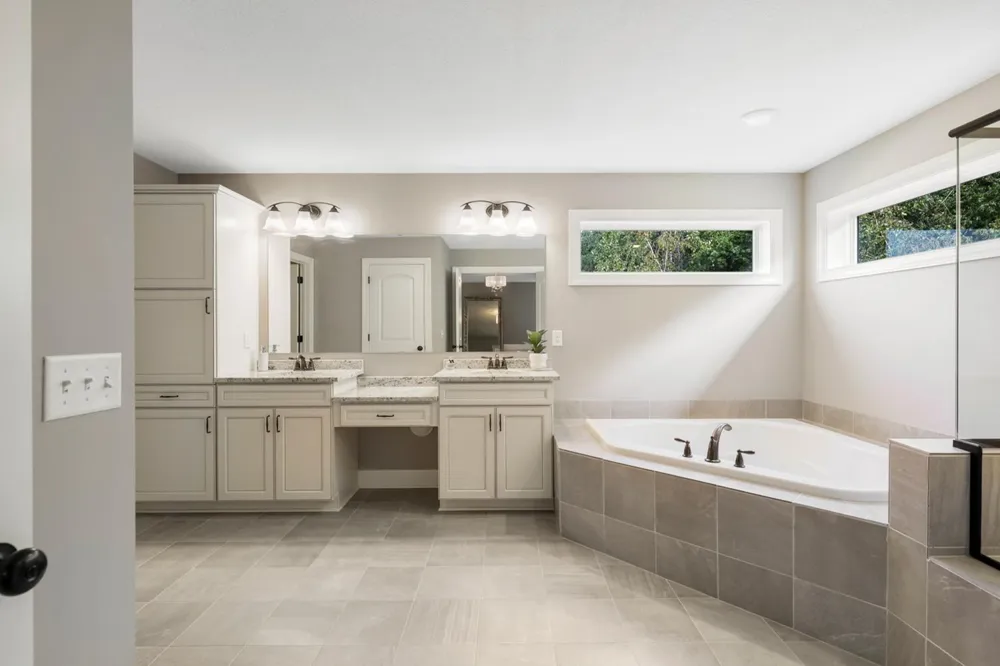 2147 Spring Lake Court Shakopee, MN 55379