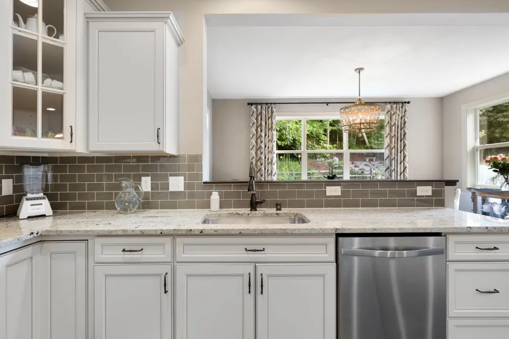 2147 Spring Lake Court Shakopee, MN 55379