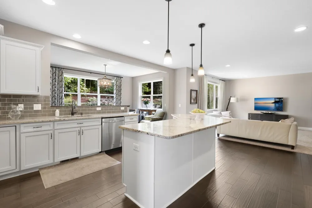2147 Spring Lake Court Shakopee, MN 55379