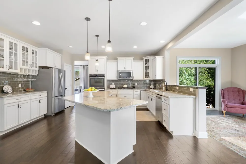 2147 Spring Lake Court Shakopee, MN 55379