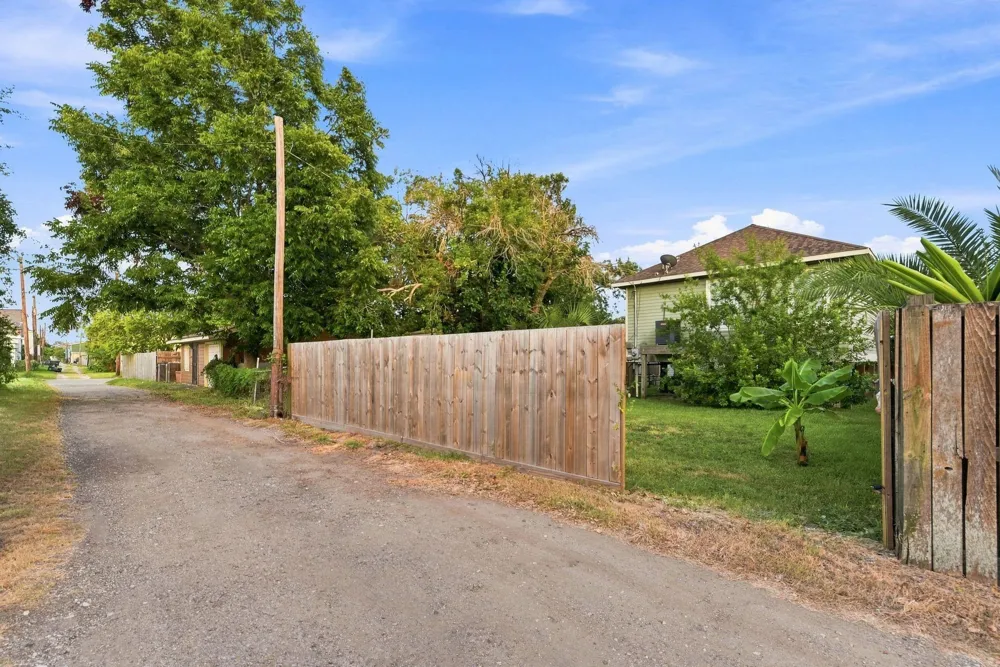 4614 Avenue L Galveston, TX 77551