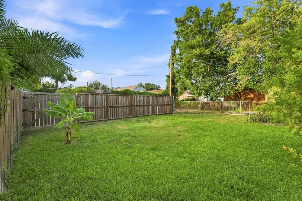4614 Avenue L Galveston, TX 77551