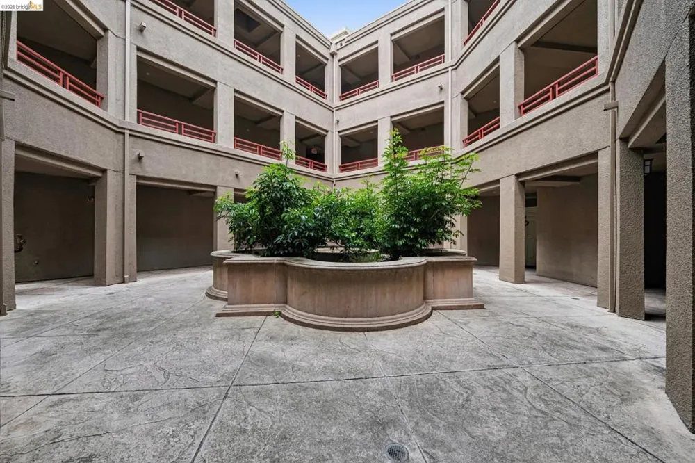 200 Caldecott Ln #308 Oakland, CA 94618