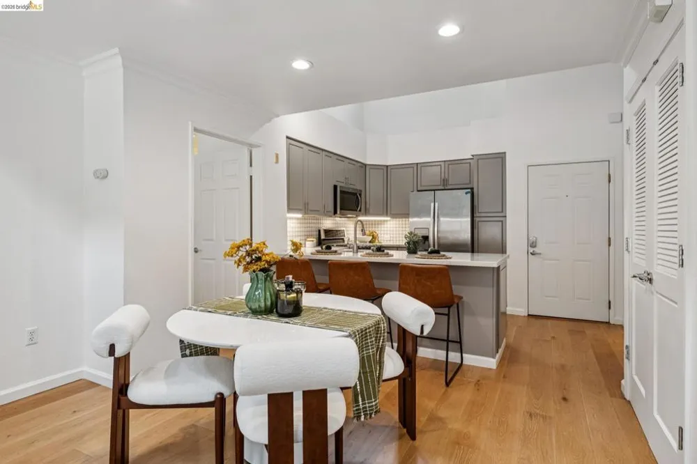 200 Caldecott Ln #308 Oakland, CA 94618