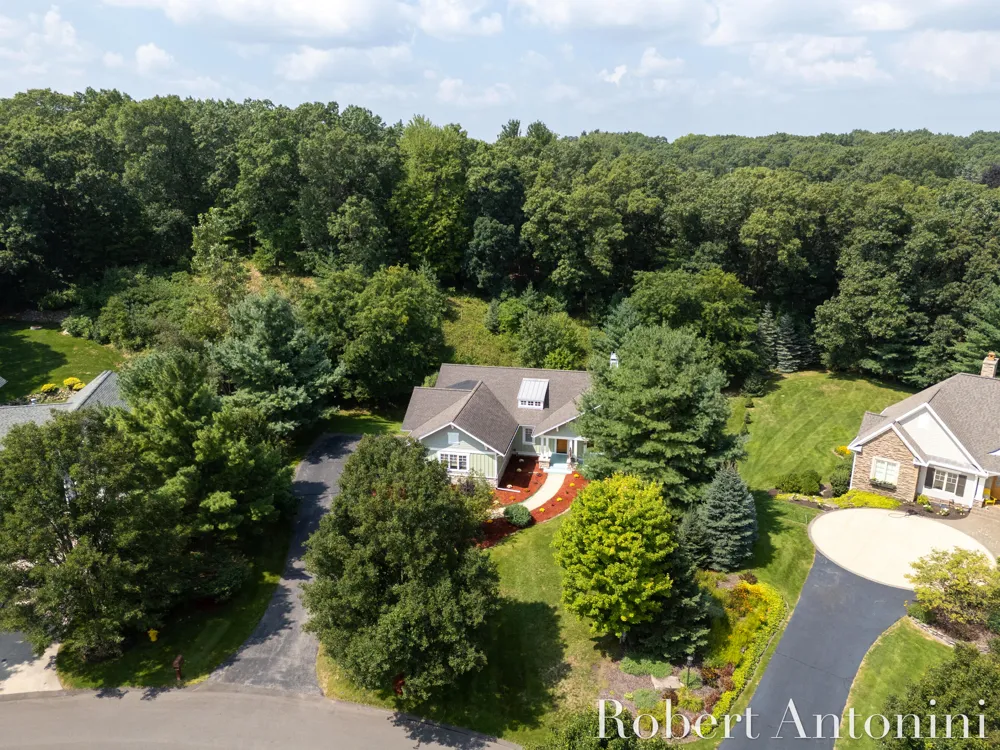 2025 Pine Nook Court NE Grand Rapids, MI 49525