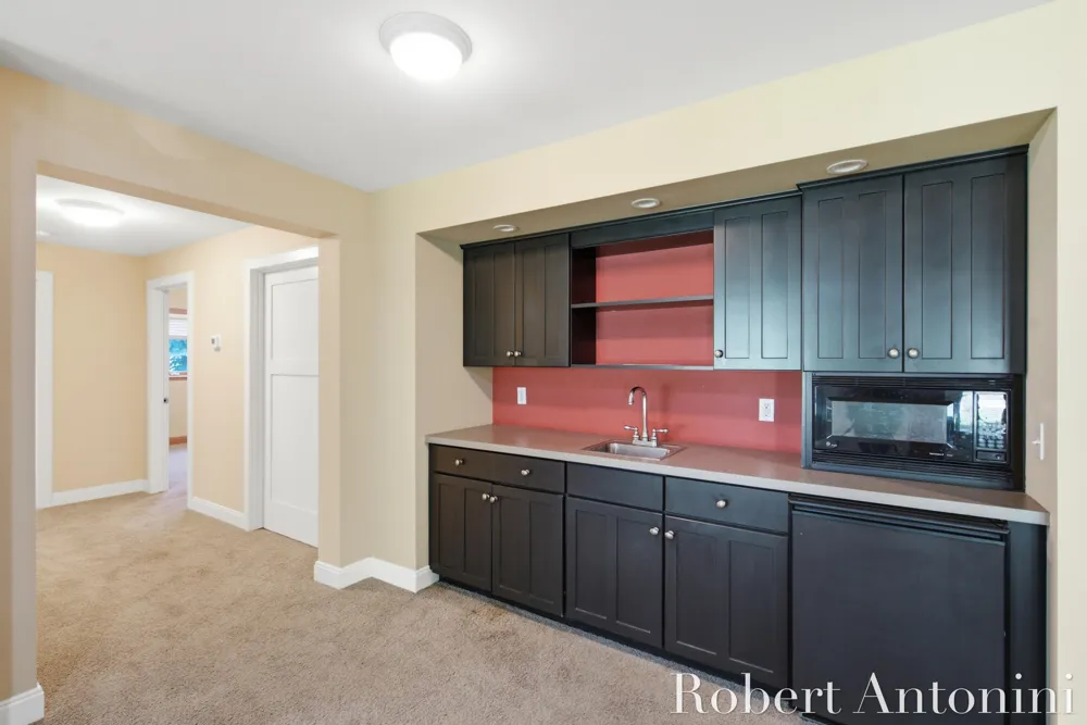 2025 Pine Nook Court NE Grand Rapids, MI 49525