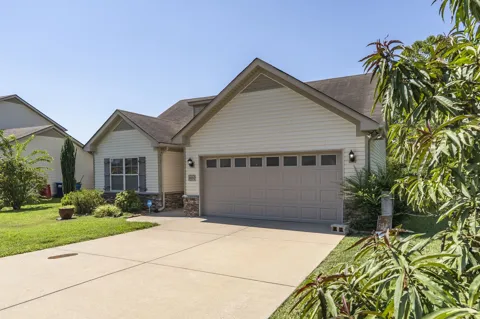 1121 Halverson Dr