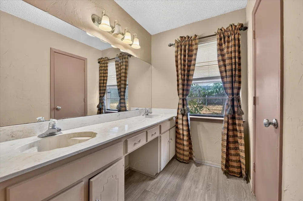 1617 Bent Oak Drive Bedford, TX 76021