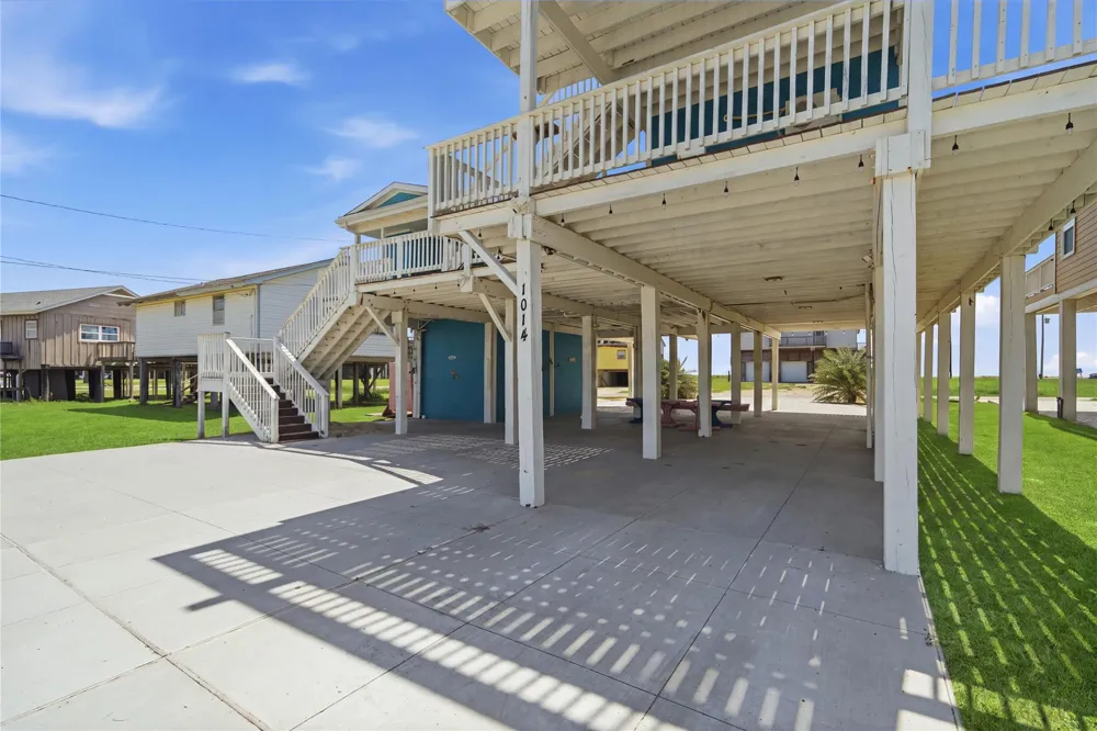 1014 Seashell Drive Freeport, TX 77541