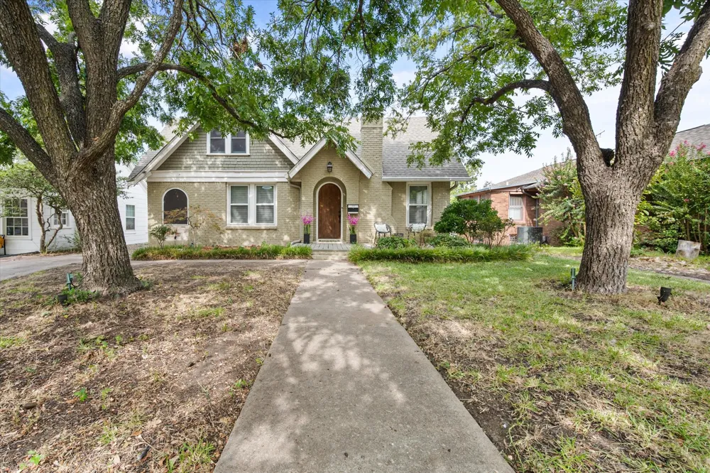 2620 S Adams Street Fort Worth, TX 76110