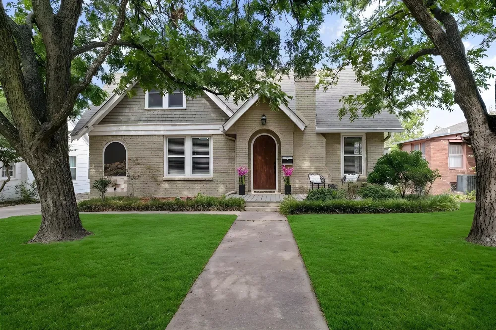 2620 S Adams Street Fort Worth, TX 76110