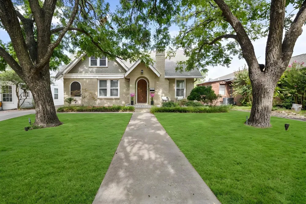 2620 S Adams Street Fort Worth, TX 76110