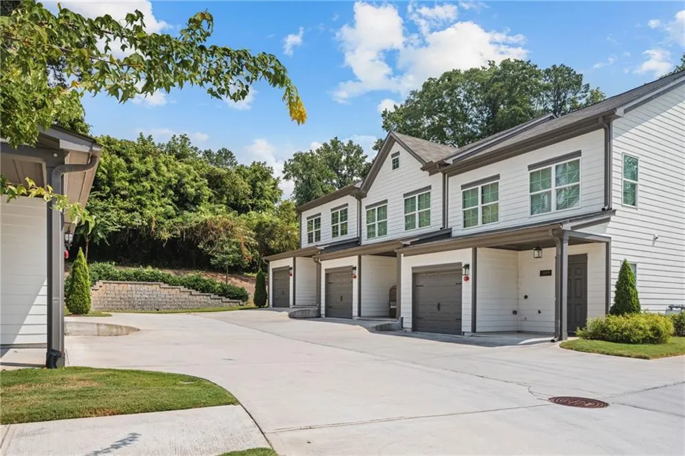 2893 Royal Heights Drive Atlanta, GA 30318