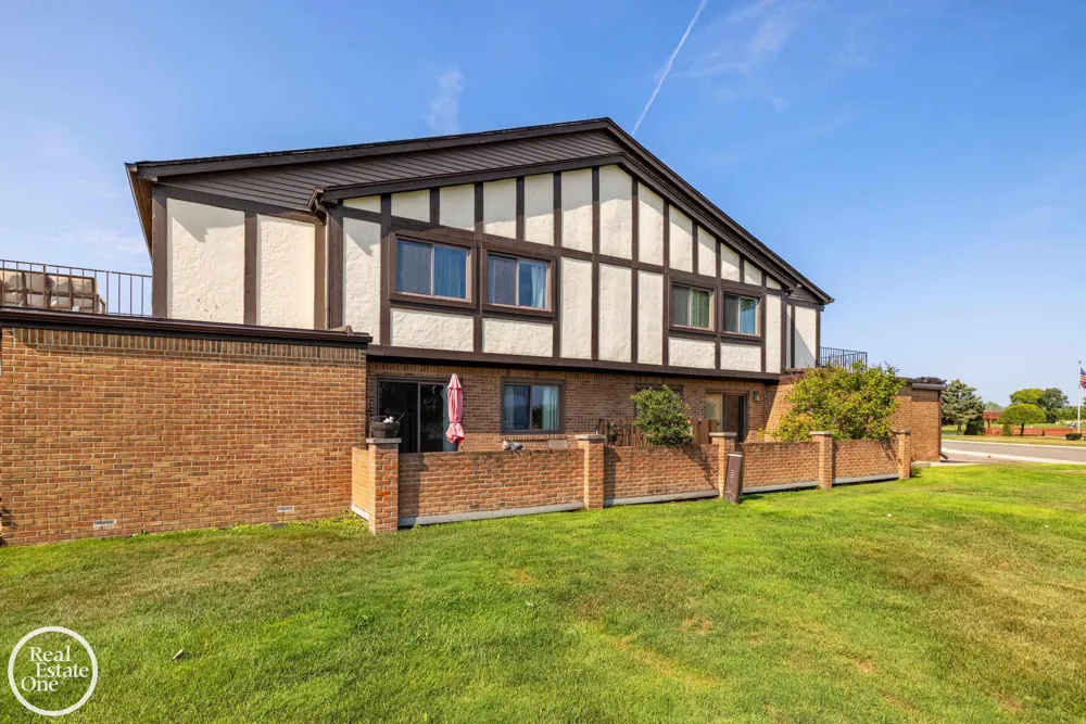 403 Country Club Drive St Clair Shores City, MI 48082