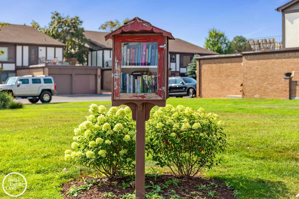 403 Country Club Drive St Clair Shores City, MI 48082