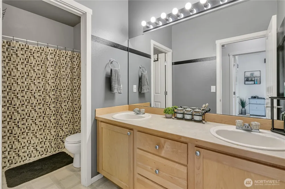 5728 Hazel Loop SE Auburn, WA 98092