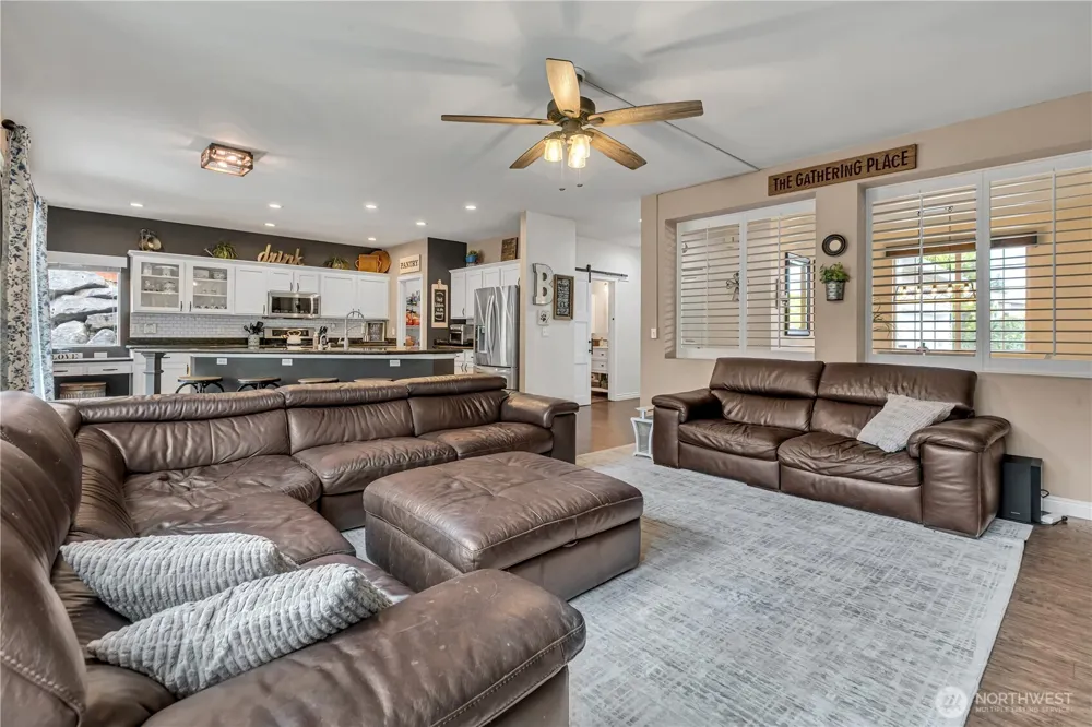 5728 Hazel Loop SE Auburn, WA 98092