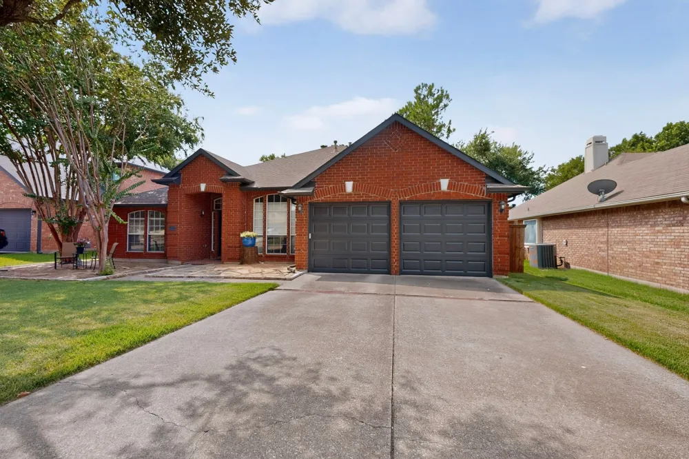 605 Oak Hollow Lane Flower Mound, TX 75028