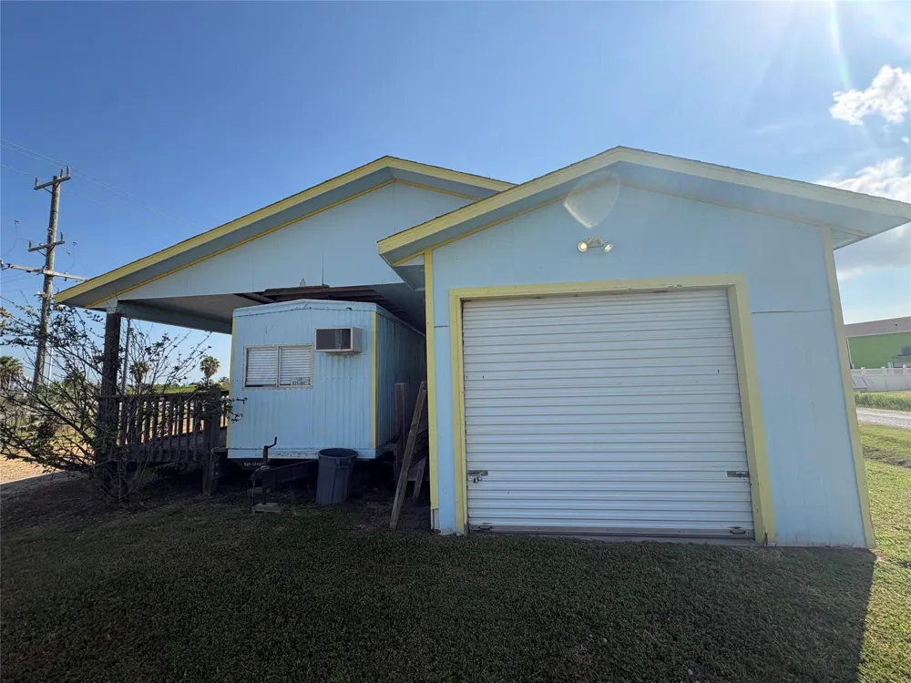 998 Ramada Boulevard Crystal Beach, TX 77650