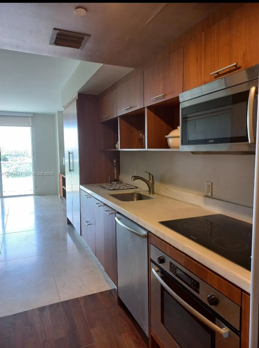50 Biscayne Blvd #707 Miami, FL 33132