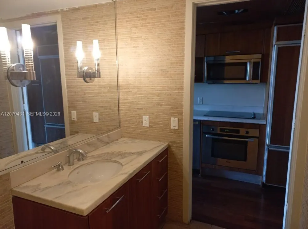 50 Biscayne Blvd #707 Miami, FL 33132