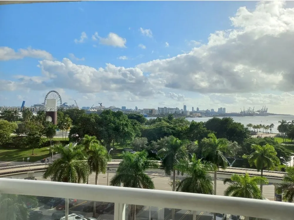 50 Biscayne Blvd #707 Miami, FL 33132