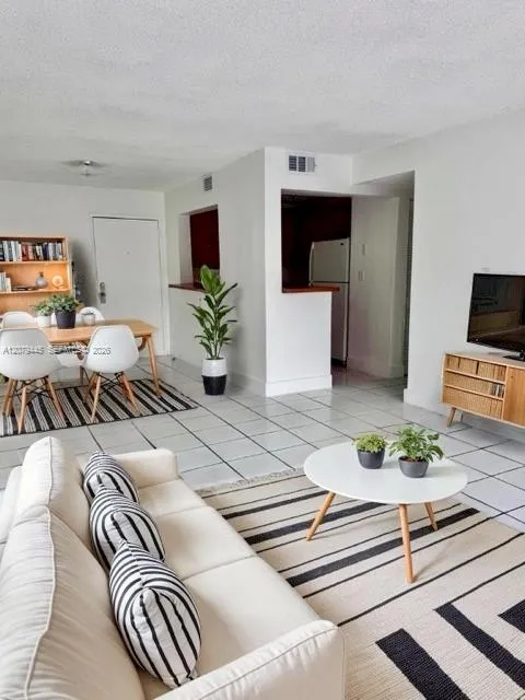 9678 Fontainebleau Blvd #111 Miami, FL 33172