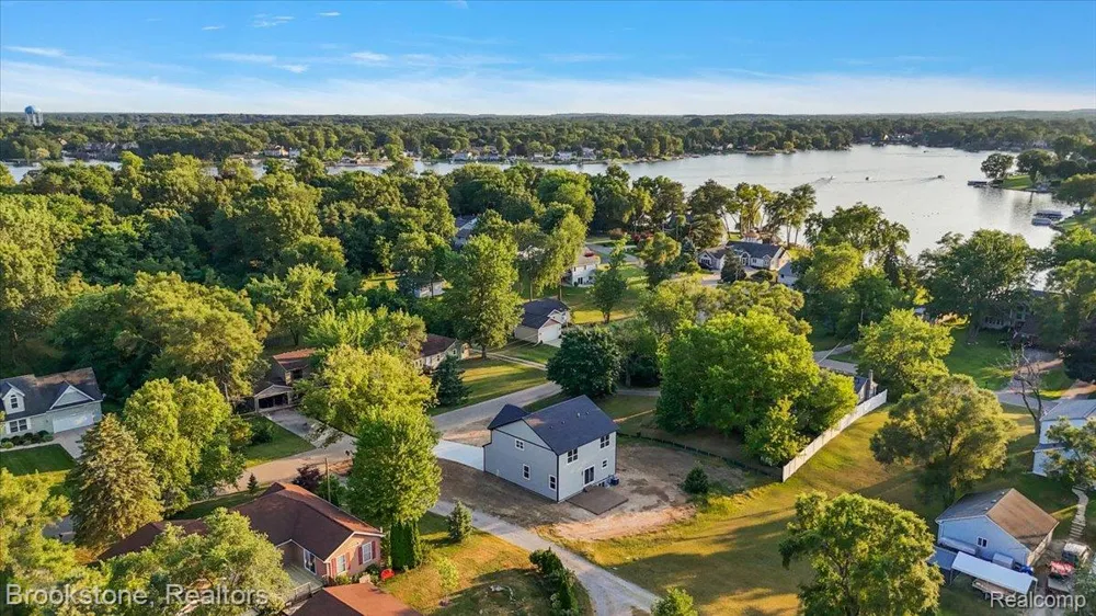 3080 W Newberry Road Waterford Charter Township, MI 48329