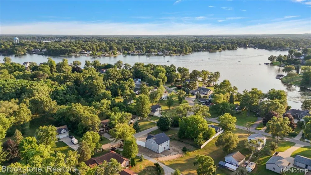 3080 W Newberry Road Waterford Charter Township, MI 48329