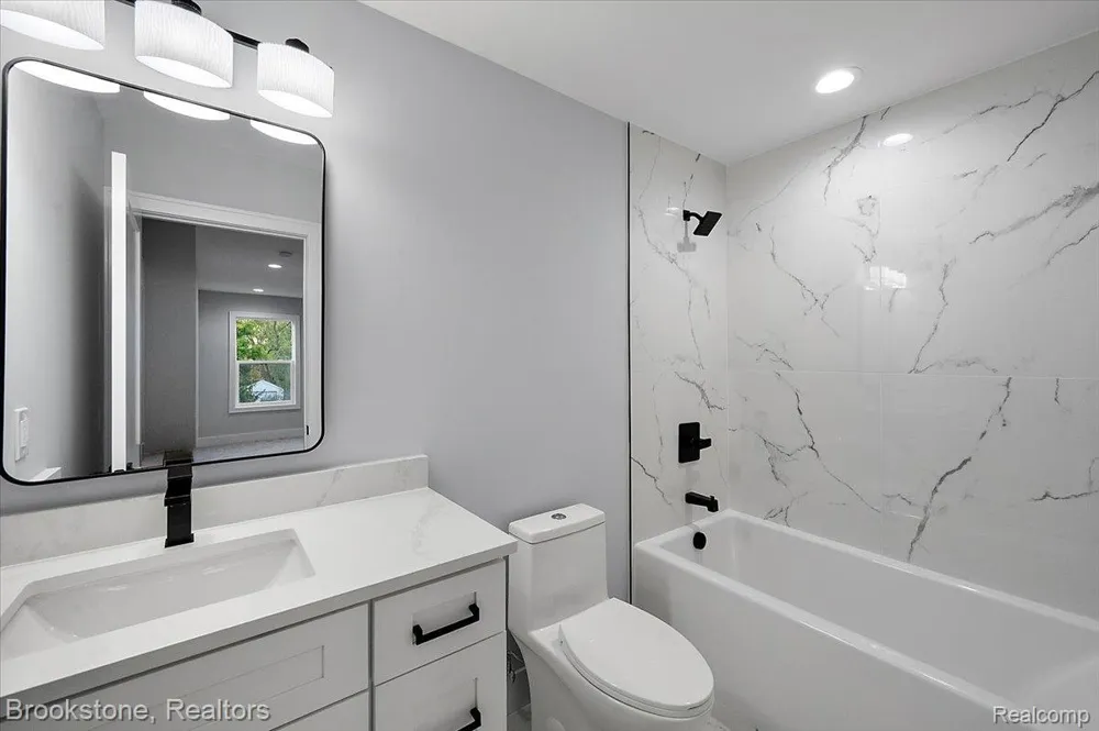 3080 W Newberry Road Waterford Charter Township, MI 48329