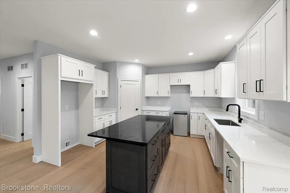 3080 W Newberry Road Waterford Charter Township, MI 48329