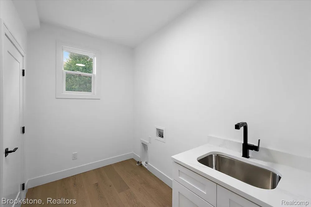 3080 W Newberry Road Waterford Charter Township, MI 48329
