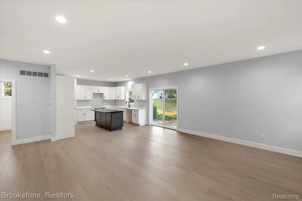 3080 W Newberry Road Waterford Charter Township, MI 48329