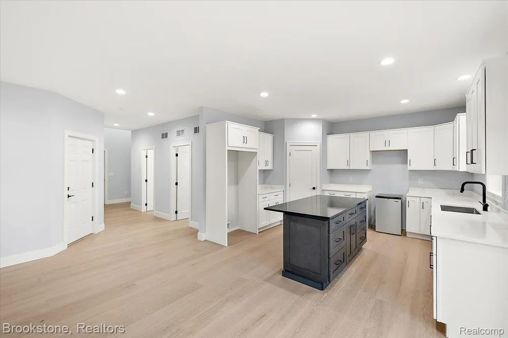 3080 W Newberry Road Waterford Charter Township, MI 48329