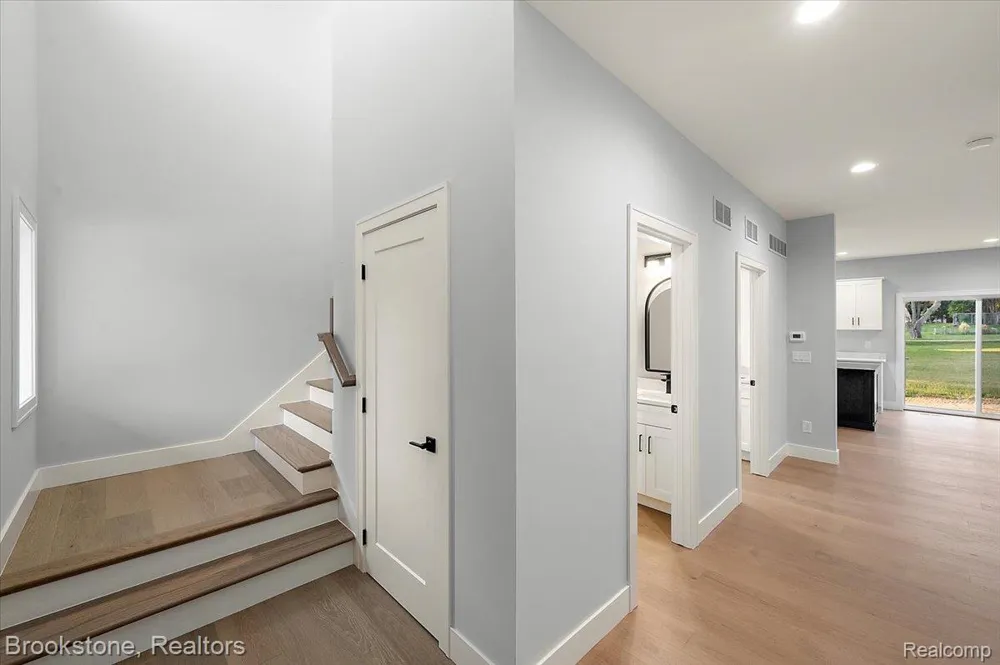 3080 W Newberry Road Waterford Charter Township, MI 48329