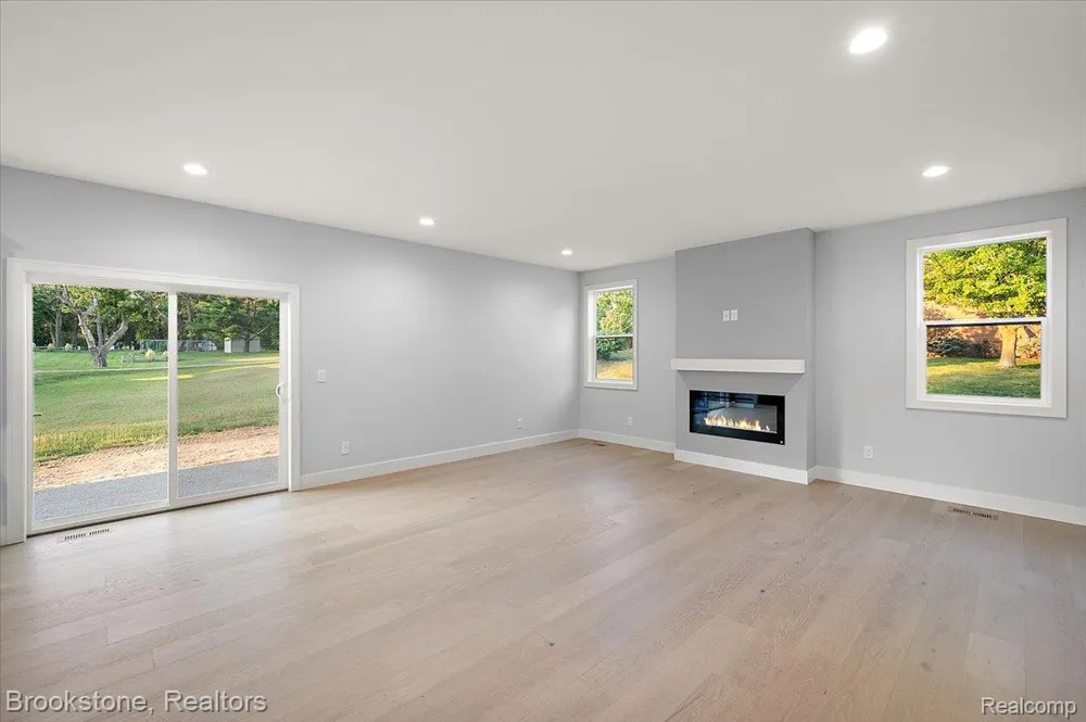 3080 W Newberry Road Waterford Charter Township, MI 48329
