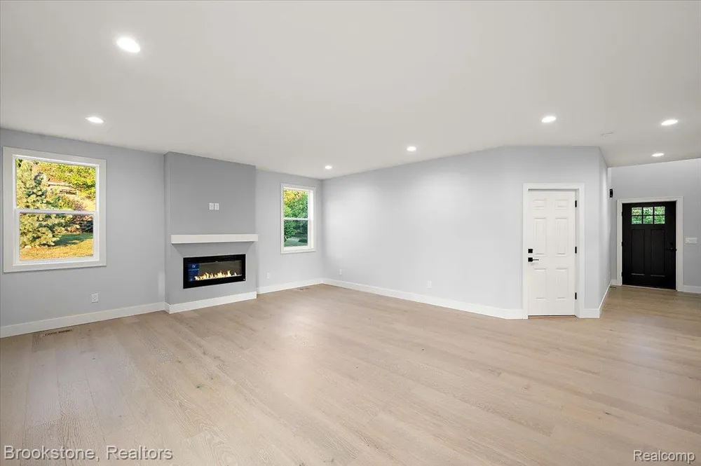 3080 W Newberry Road Waterford Charter Township, MI 48329
