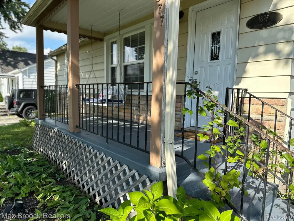 1877 MADDY LANE Keego Harbor City, MI 48320