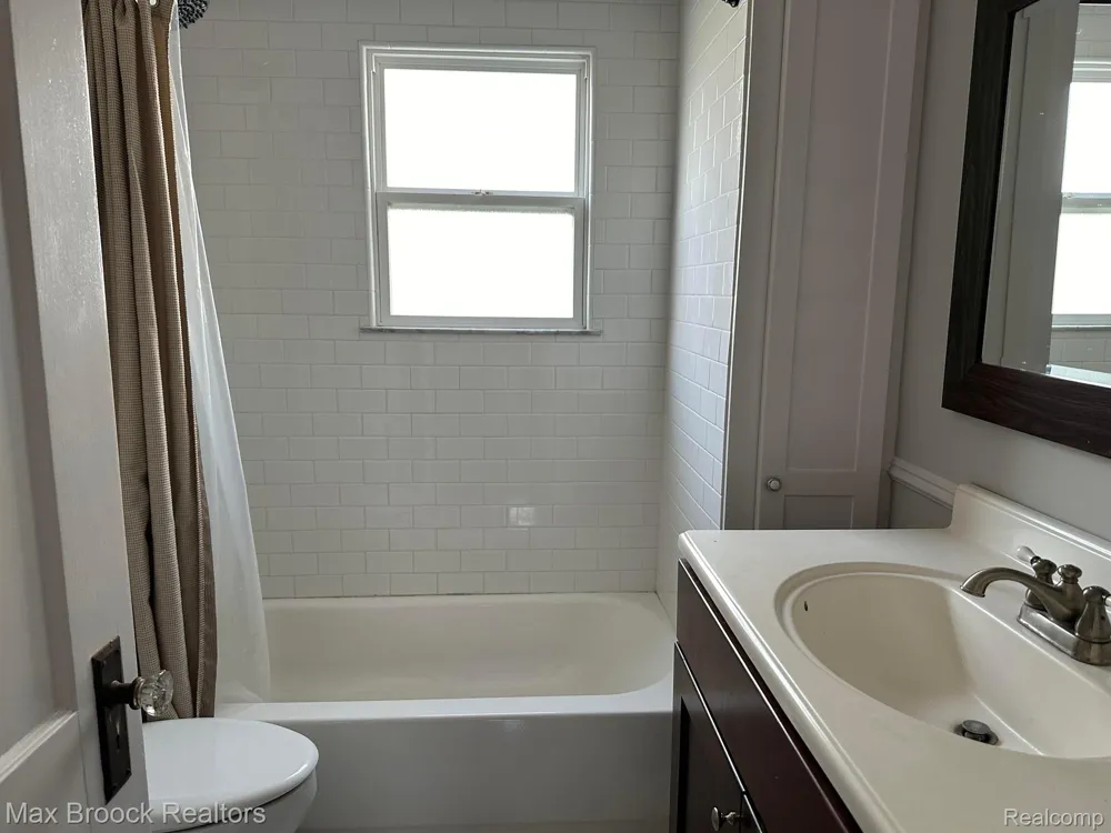 1877 MADDY LANE Keego Harbor City, MI 48320