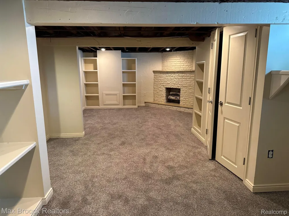 1877 MADDY LANE Keego Harbor City, MI 48320