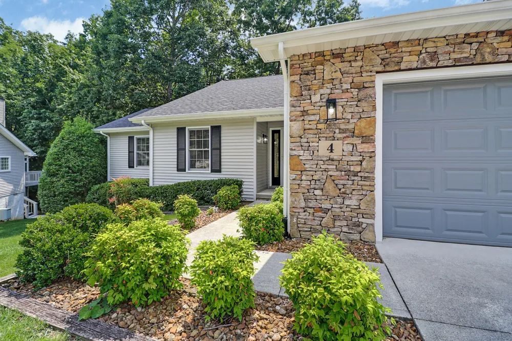 4 Augustine Ln Crossville, TN 38558
