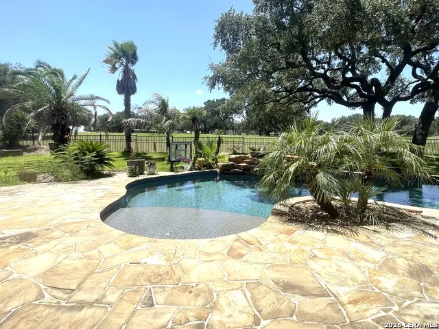 704 Jack Nicklaus Devine, TX 78016