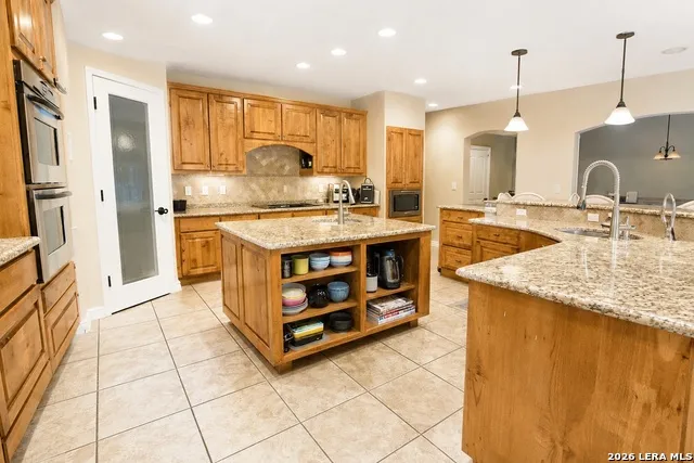 704 Jack Nicklaus Devine, TX 78016