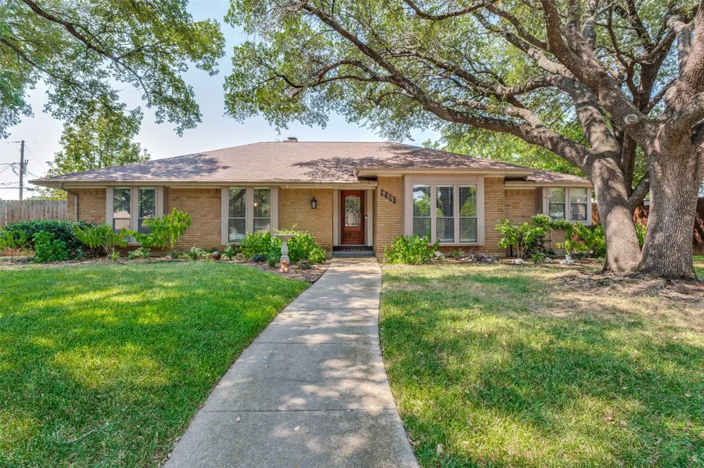 2413 Pearwood Court Grand Prairie, TX 75050