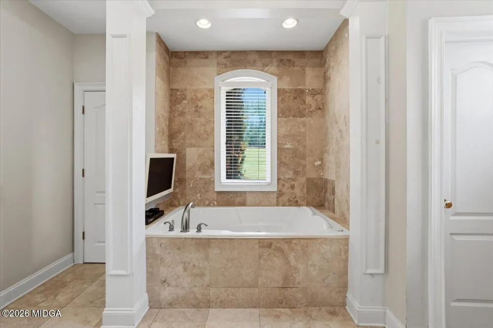124 Fairway Run Forsyth, GA 31029
