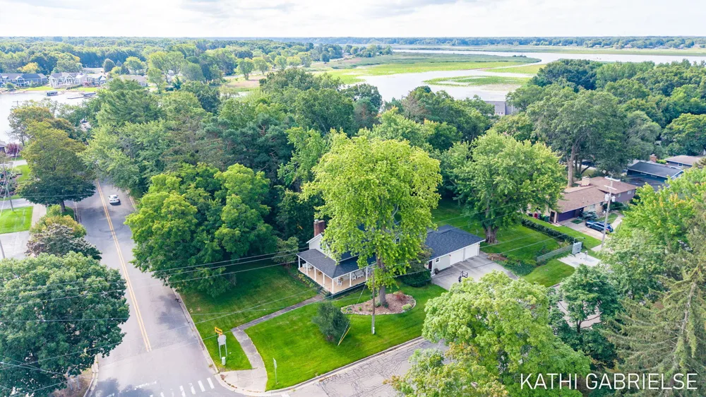 379 S Lake Avenue Spring Lake, MI 49456