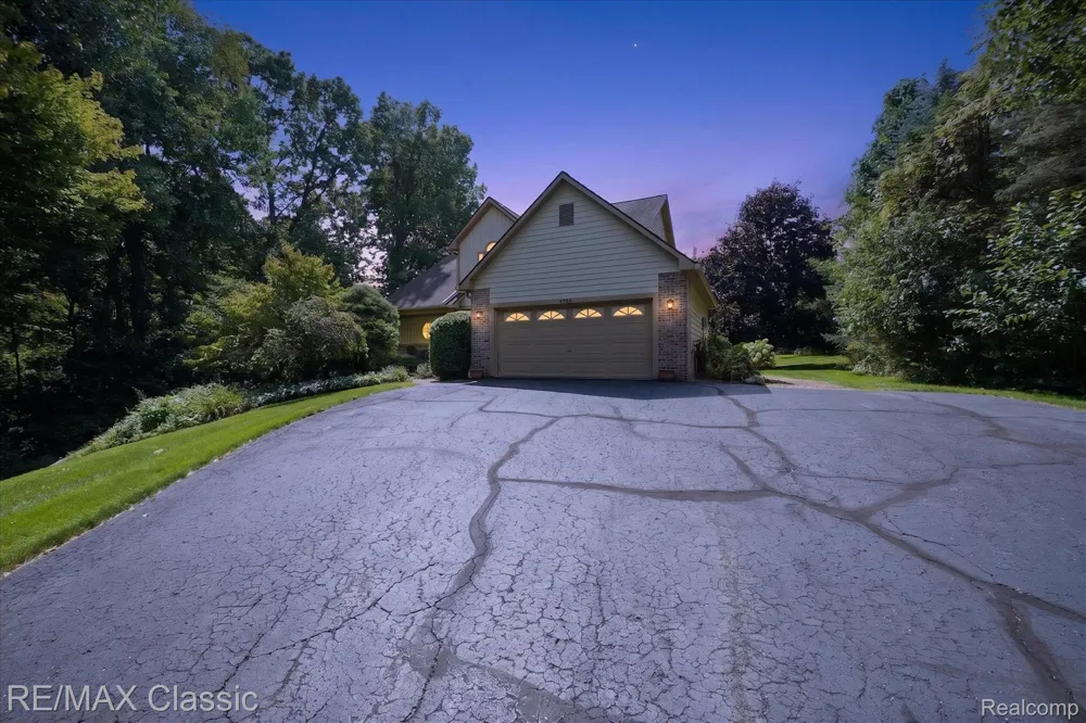 6280 Whispering Meadows Drive White Lake Charter Township, MI 48383