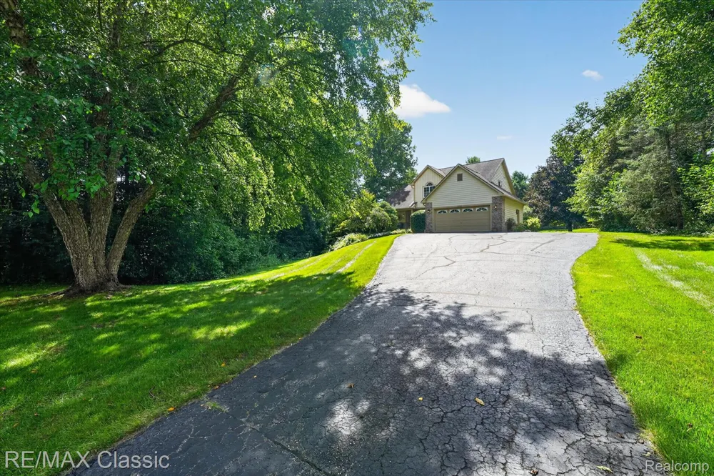 6280 Whispering Meadows Drive White Lake Charter Township, MI 48383