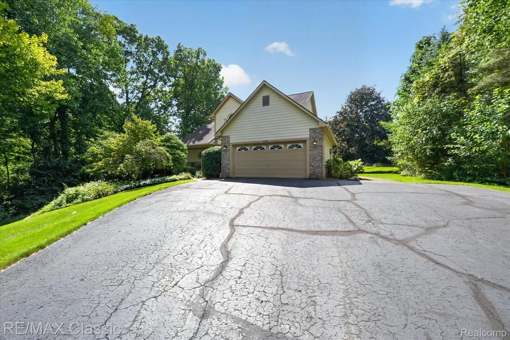 6280 Whispering Meadows Drive White Lake Charter Township, MI 48383